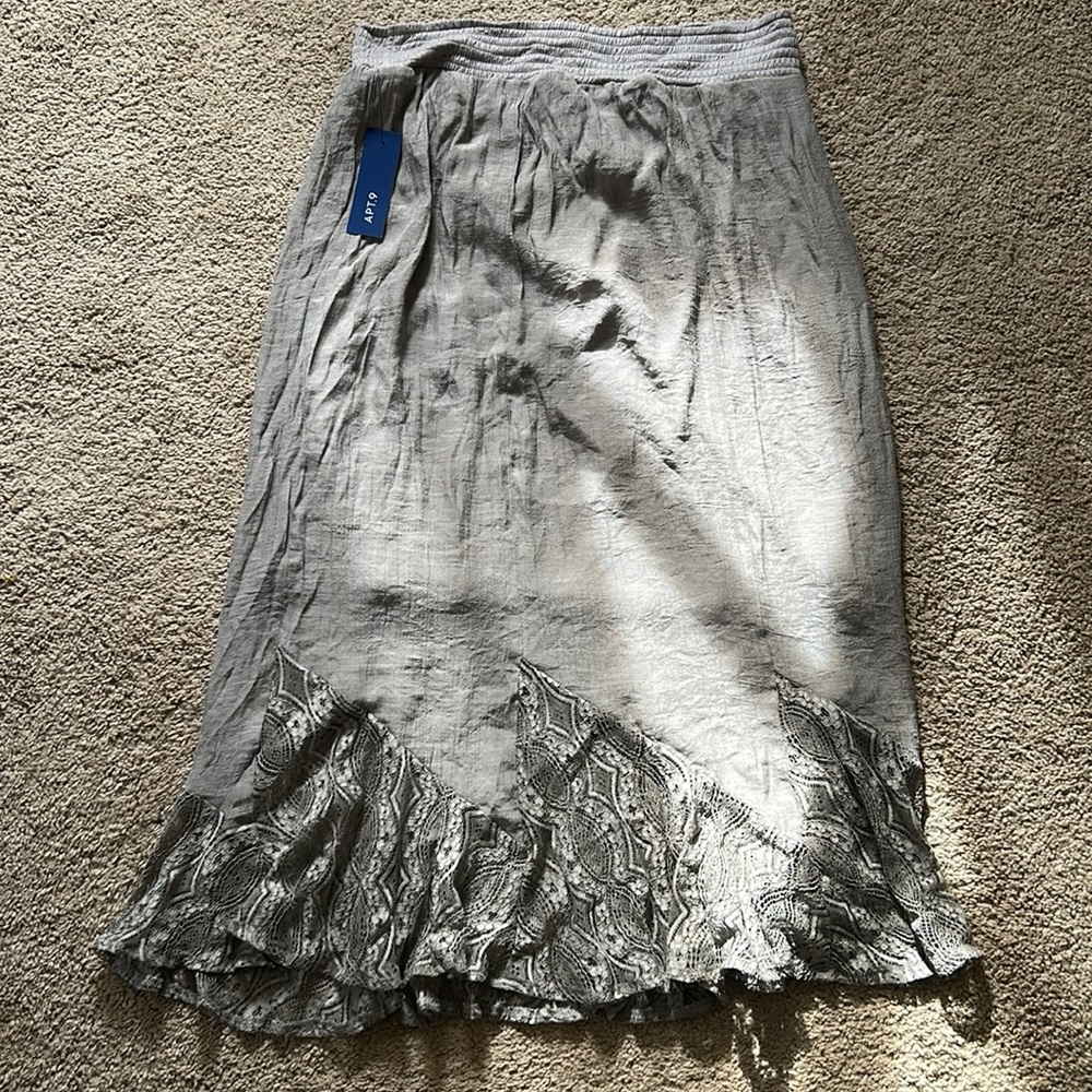 Apt 9 beige skirt size large